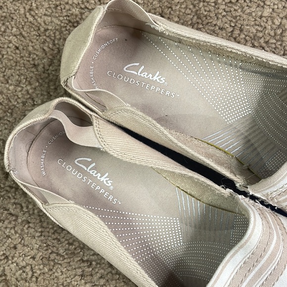 Clarks Tan Canvas Cloudsteppers slip-ons - Picture 4 of 6